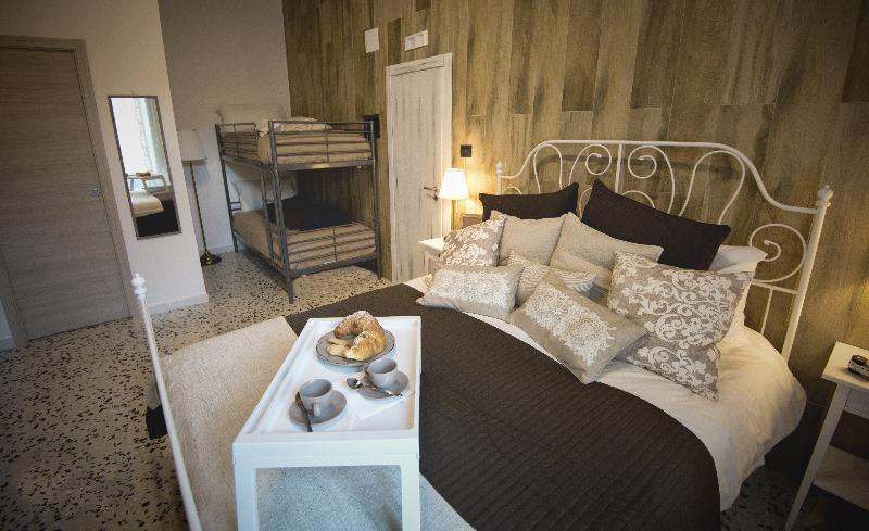 เอเลแกนต์ บีแอนด์บี อิล วิโกโล สโตริโก ซาแลร์โน Bed & Breakfast ภายนอก รูปภาพ